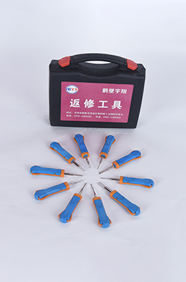 一種端子專(zhuān)用取出工具，通過(guò)U型叉頭與插接件內(nèi)的彈性結(jié)構(gòu)接觸，并帶動(dòng)彈性結(jié)構(gòu)向偏離端子的方向上移動(dòng)，從而使端子不卡在護(hù)套內(nèi)的彈性結(jié)構(gòu)，便于作業(yè)員取出端子